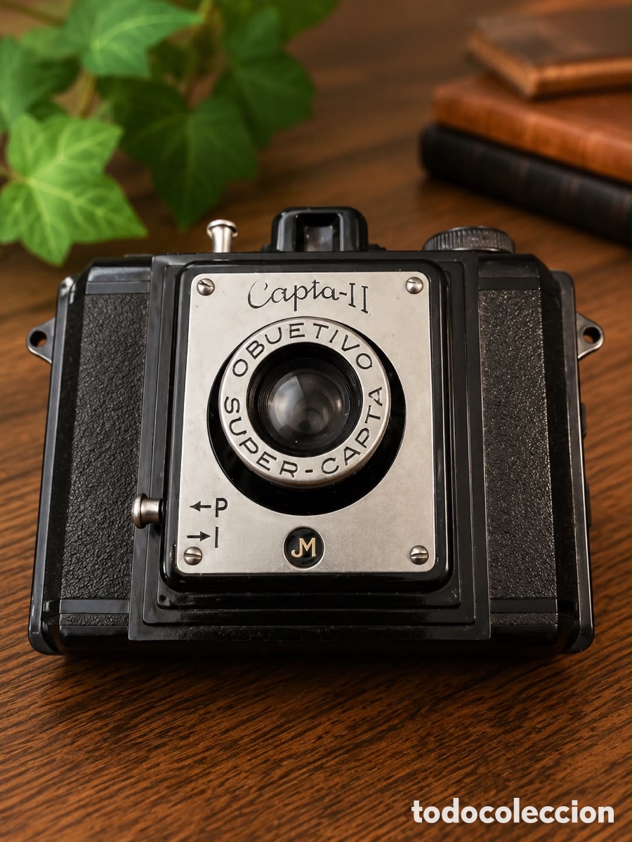 C&aacute;mara de fotos: La c&aacute;mara: una CAPTA II (Espa&ntilde;a, a&ntilde;os 40&ndash;50) con funda de cuero original