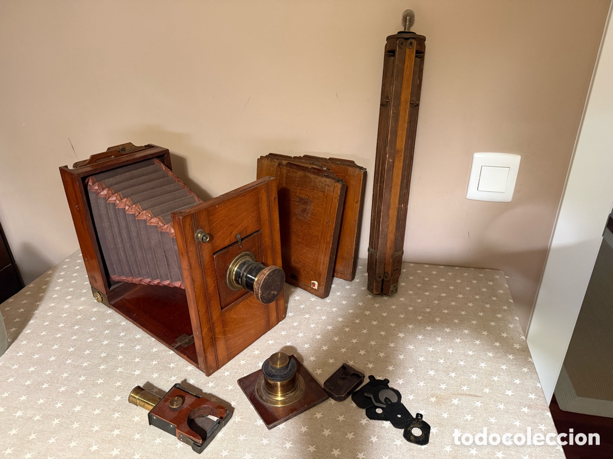 C&aacute;mara de fotos: Espectacular c&aacute;mara fotogr&aacute;fica antigua de placas y fuelle de madera con accesorios