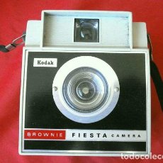 Cámara de fotos: CAMARA KODAK BROWNIE FIESTA 127 COMPACTA INSTAMATIC MADE IN SPAIN (1962 66) ANTIGUA MÁQUINA DE FOTOS. Lote 376969089