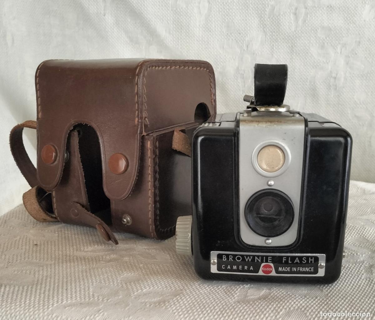 C&aacute;mara de fotos: CAMARA KODAK BROWNIE FLASH CON SU FUNDA DE CUERO ORIGINAL.