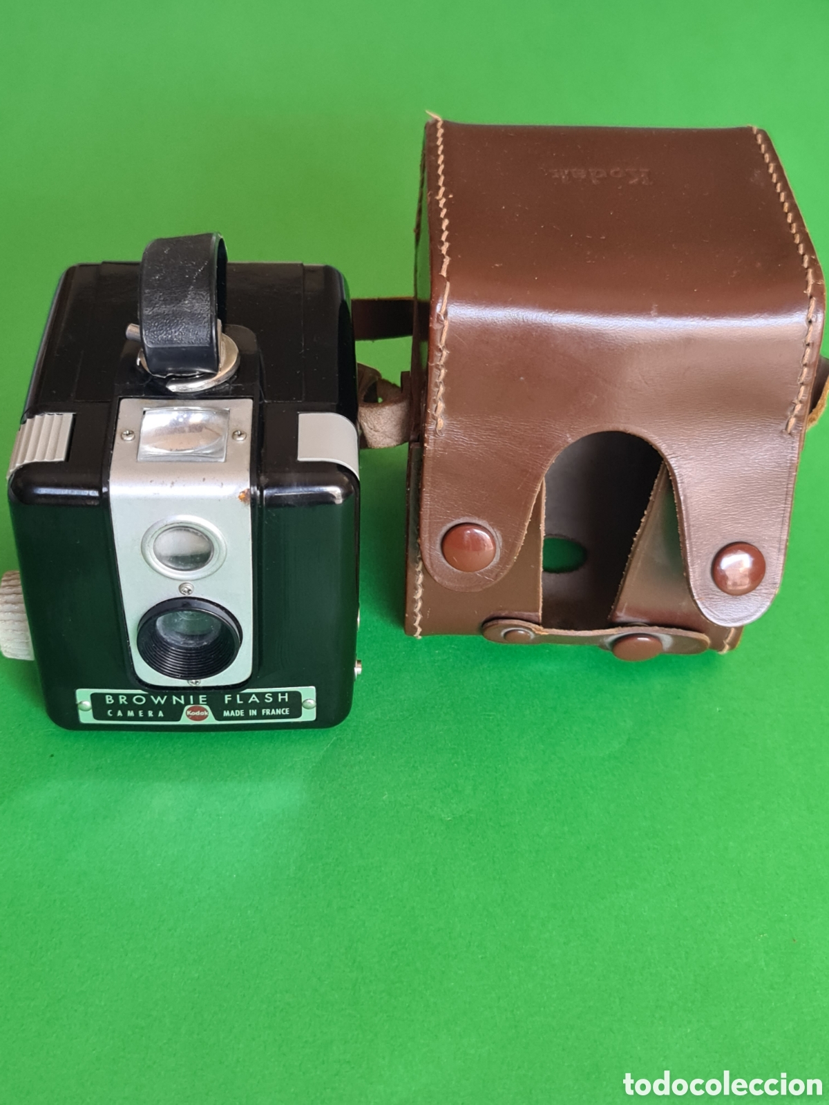 C&aacute;mara de fotos: Camara Kodak Brownie Flash con funda de cuero.