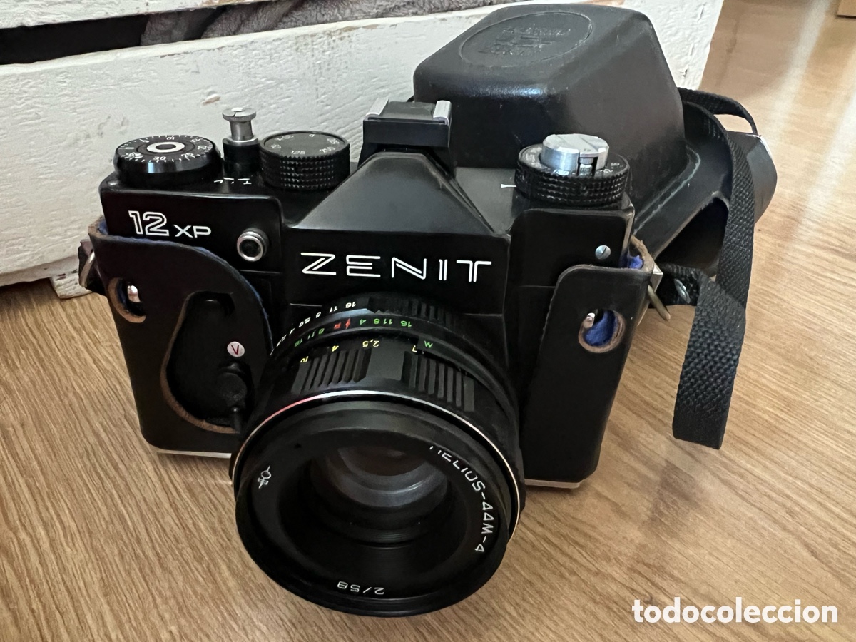 C&aacute;mara de fotos: C&aacute;mara Zenit 12XP con su objetivo Helios.