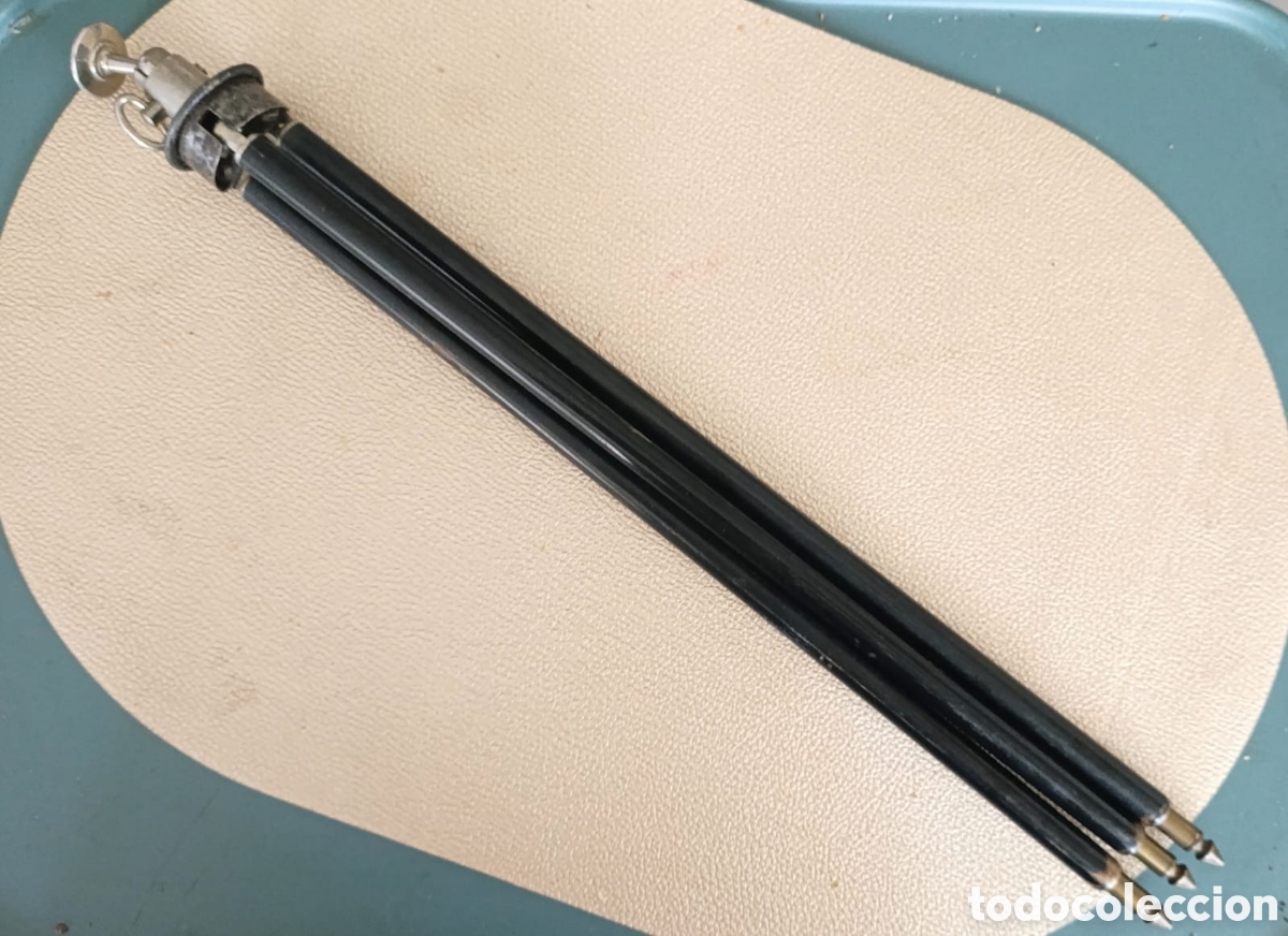 Photo camera: Tr&iacute;pode antiguo lat&oacute;n