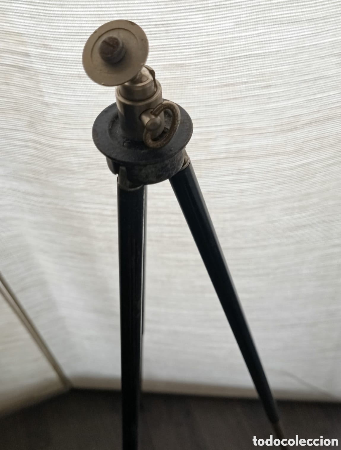C&aacute;mara de fotos: Tr&iacute;pode antiguo lat&oacute;n