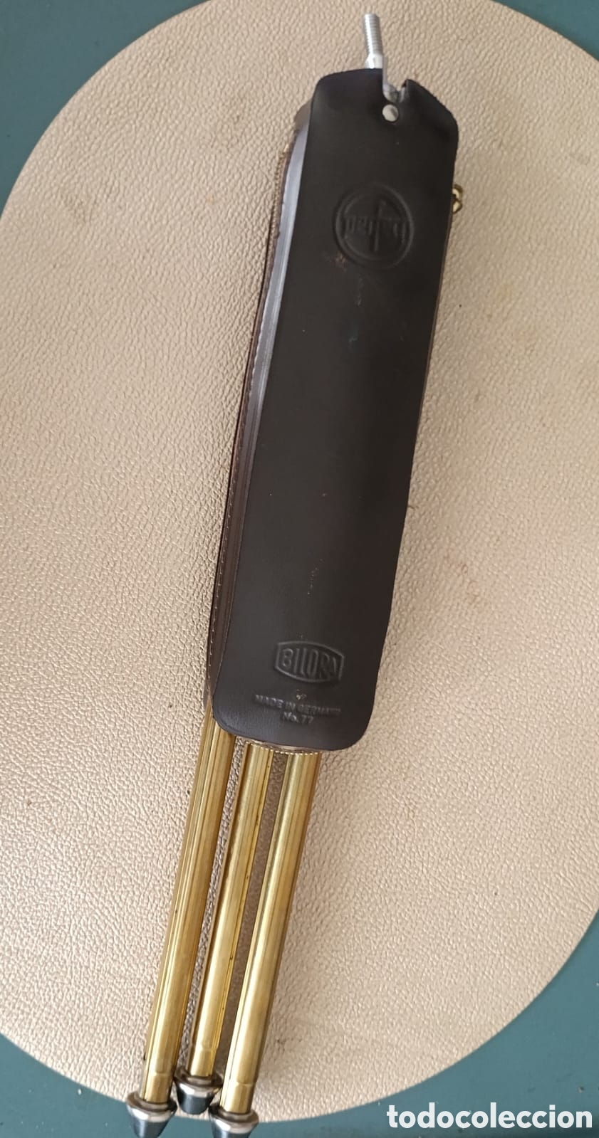 Photo camera: Antiguo tr&iacute;pode Bilora de lat&oacute;n con funda