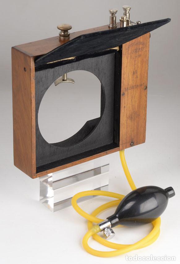 C&aacute;mara de fotos: Guerry &rdquo;&agrave; simple volet&rdquo;, antiguo obturador neum&aacute;tico para c&aacute;maras de madera (Francia, 1897-1940s)