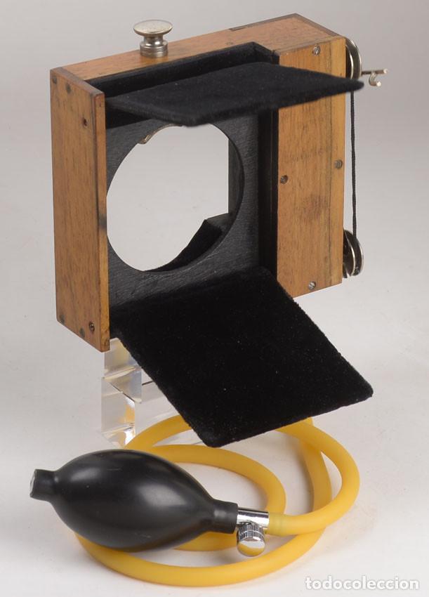 C&aacute;mara de fotos: Guerry &rdquo;&agrave; double volet&rdquo;, antiguo obturador neum&aacute;tico para c&aacute;maras de madera (Francia, 1897-1940s)