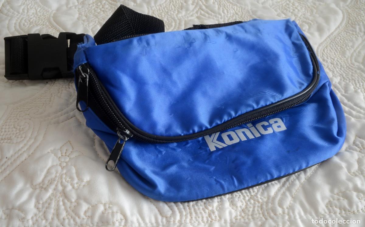 C&aacute;mara de fotos: Ri&ntilde;onera azul Konica, dos cremalleras, vintage