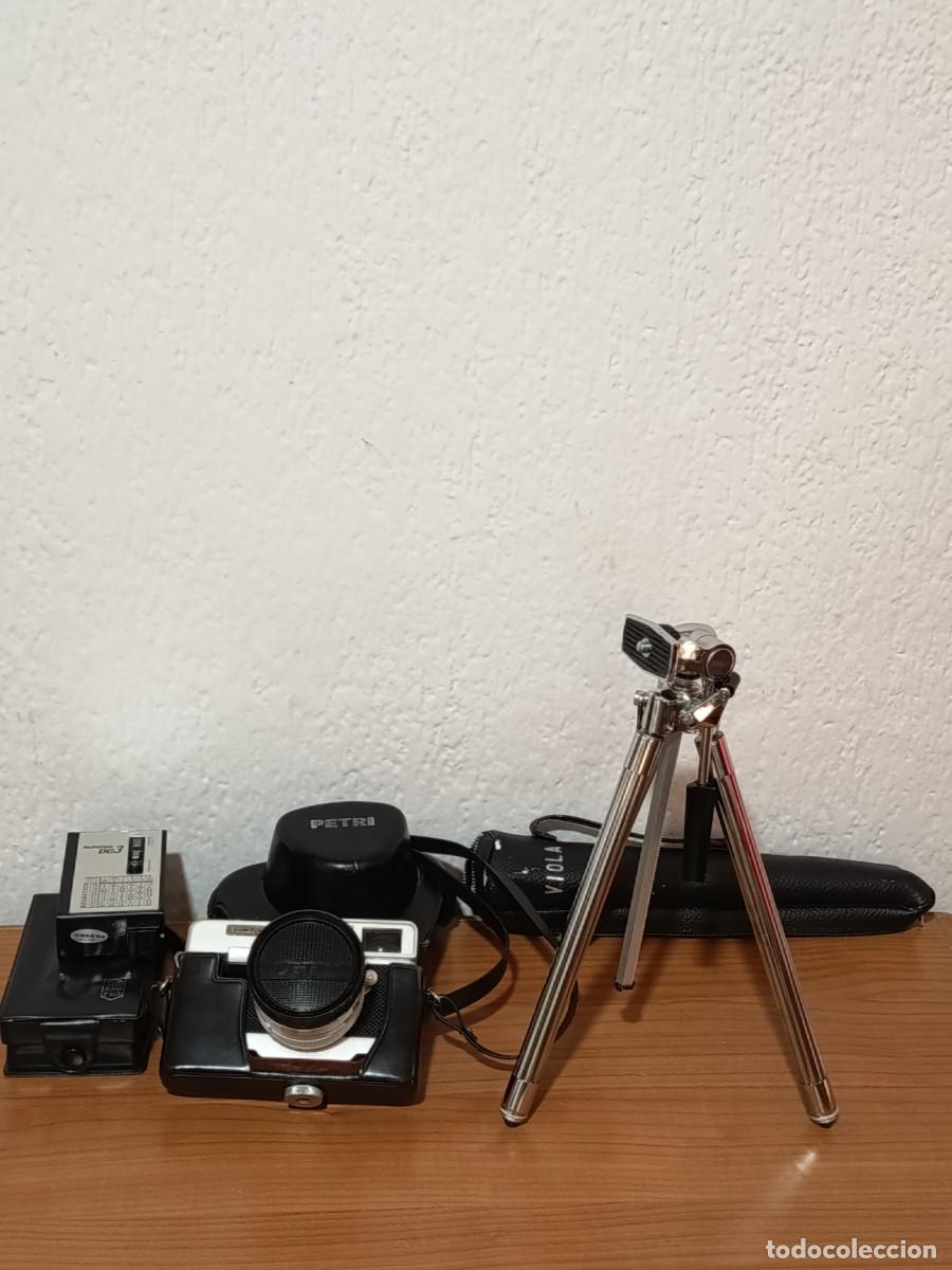 C&aacute;mara de fotos: LOTE ANTIGUO CAMARA PETRI CON FUNDA + TRIPODE VIOLA + FLASH