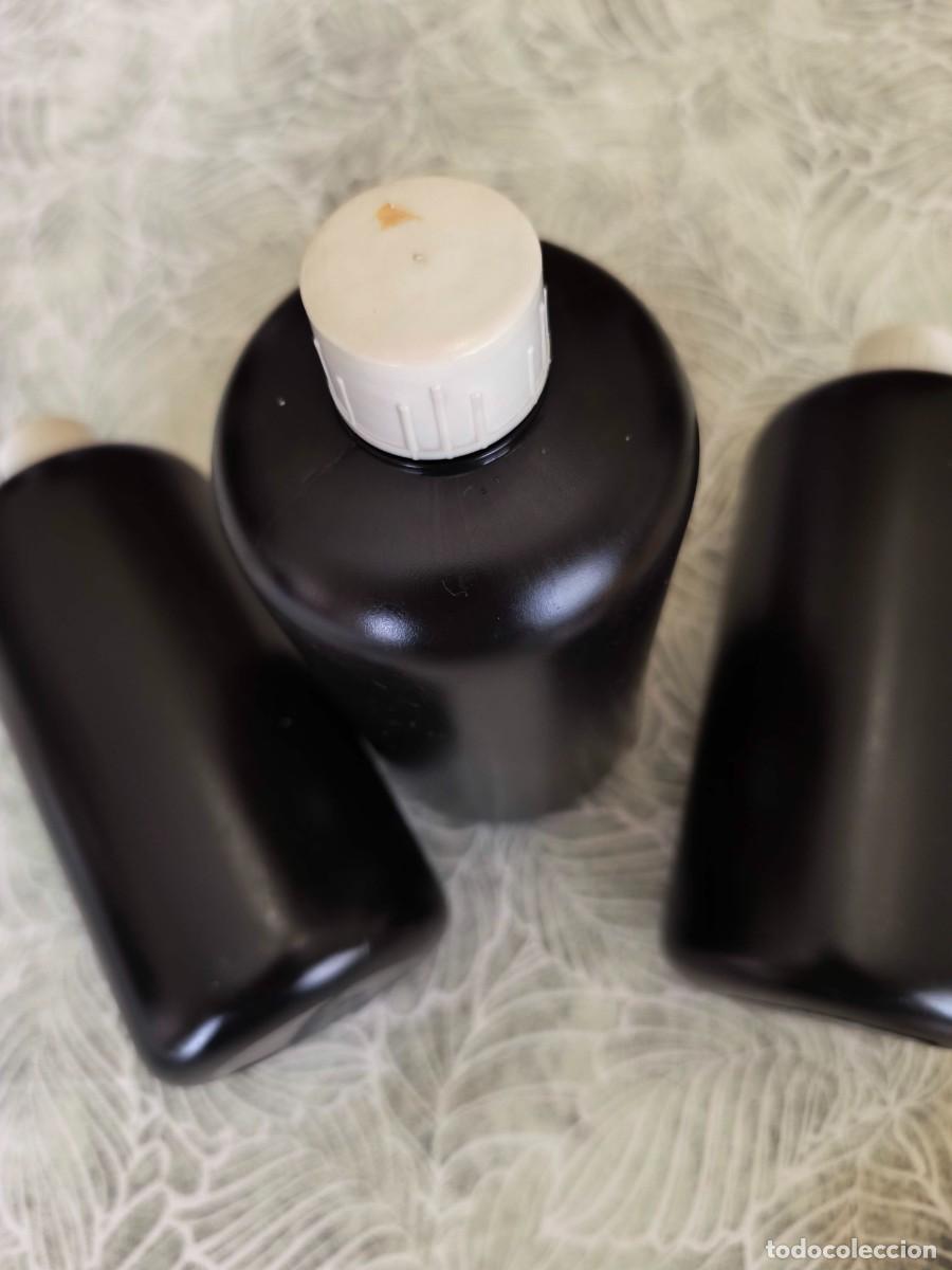 C&aacute;mara de fotos: LOTE 3 botellas plastico opacas 1 litro para contener liquidos laboratoria fotografico