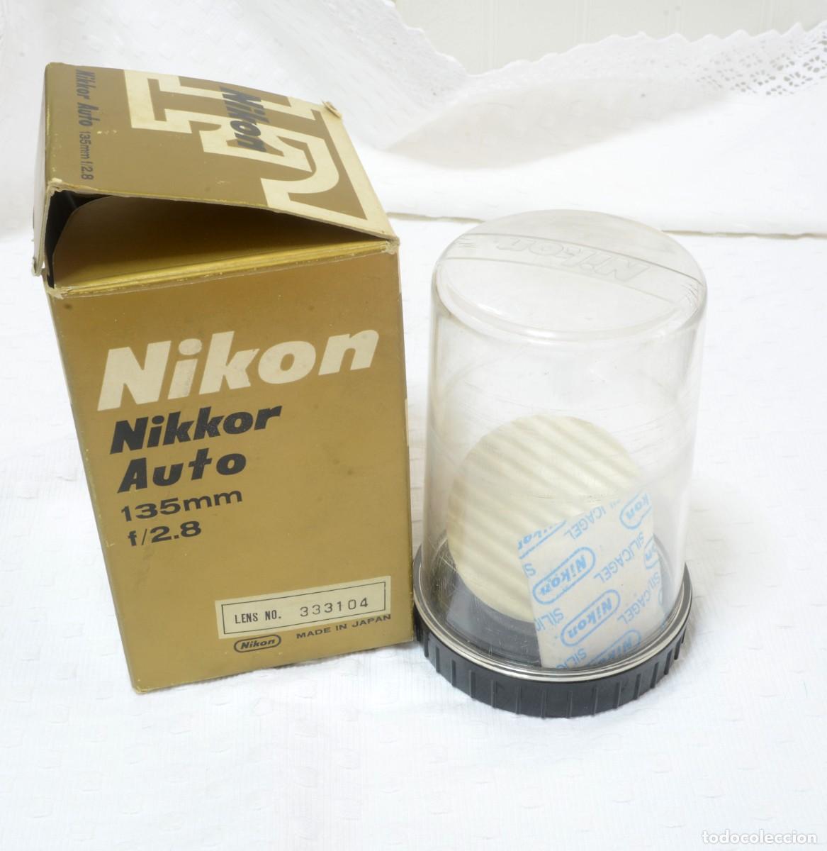 C&aacute;mara de fotos: CAJA DE CART&Oacute;N + ESTUCHE DE PL&Aacute;STICO ORIGINALES DE ANTIGUO OBJETIVO NIKON 135/2.8