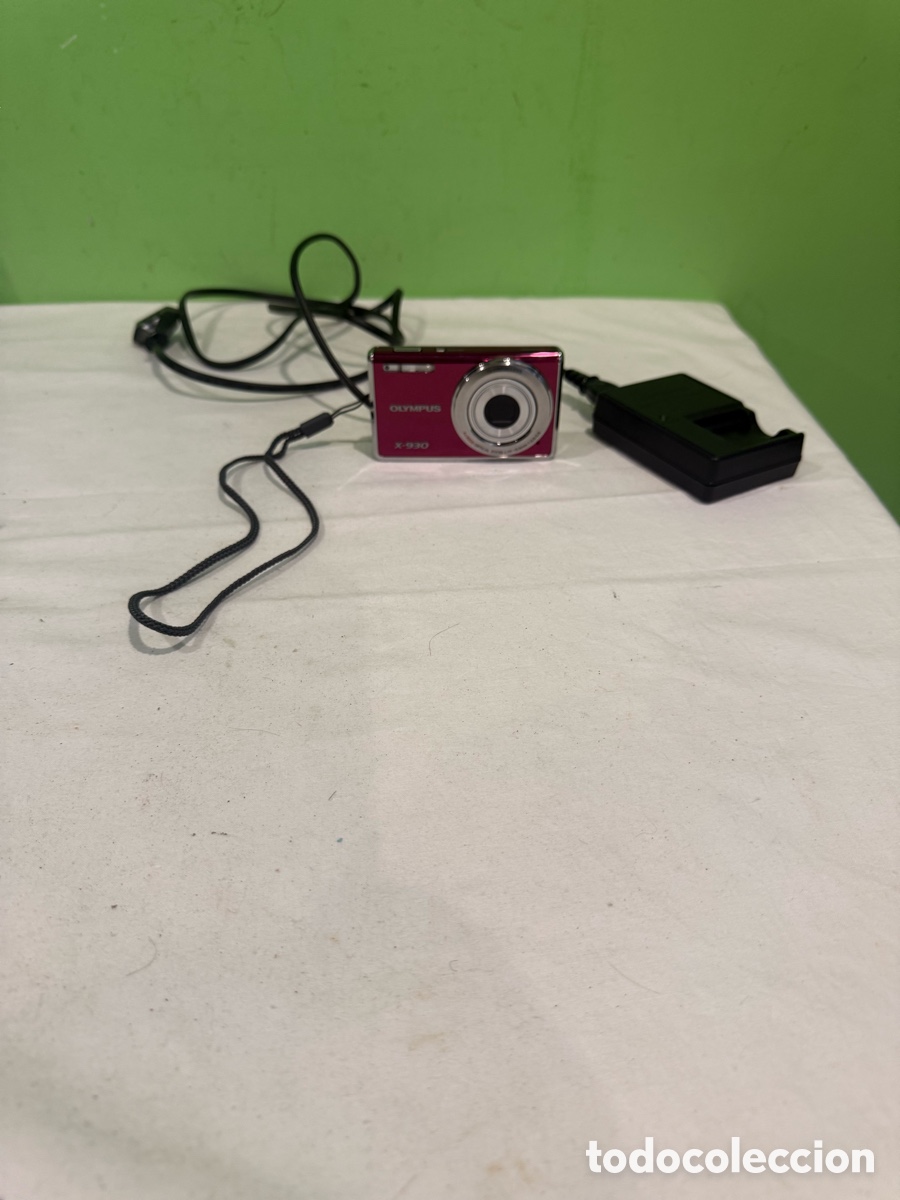 Photo camera: Camara digital Olympus X-930 en color rojo. Incluye una tarjeta de memoria de 1GB y cargador