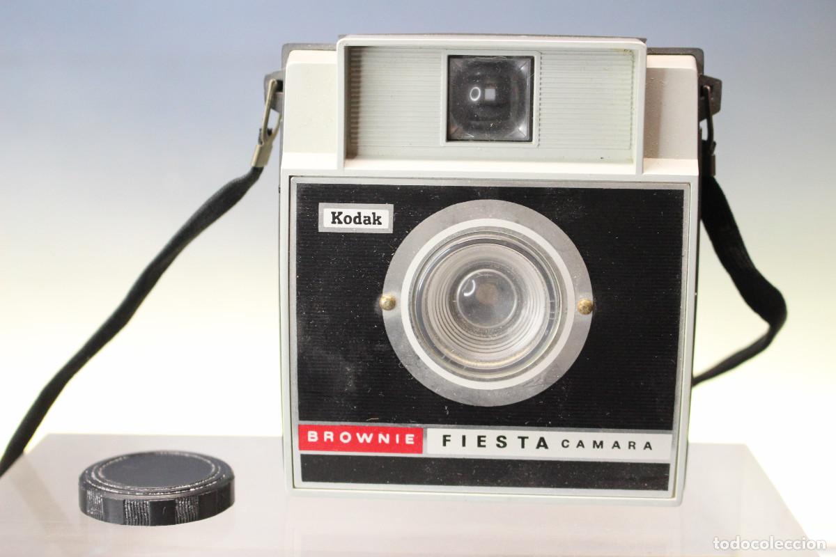 C&aacute;mara de fotos: Kodak Brownie Fiesta. C&aacute;mara compacta anal&oacute;gica 127 mm. A&ntilde;os 60.