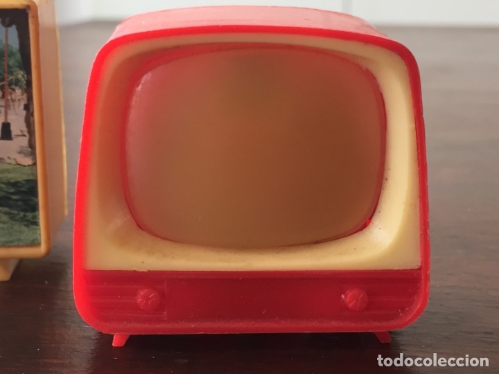 C&aacute;mara de fotos: Un televisor en miniatura para ver diapositivas de la Mare de deu de Sales. a&ntilde;os 60-70&acute;s