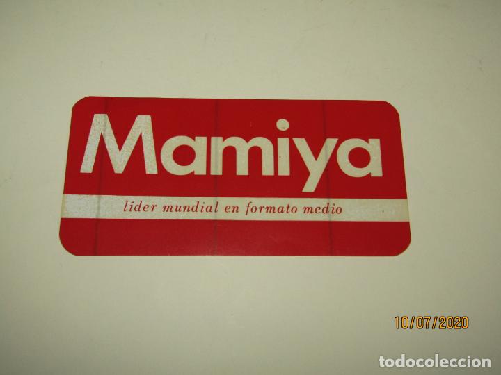 Photo camera: Antiguo Cartelito Adhesivo Publicidad de MAMIYA Lider Mundial en Formato Medio