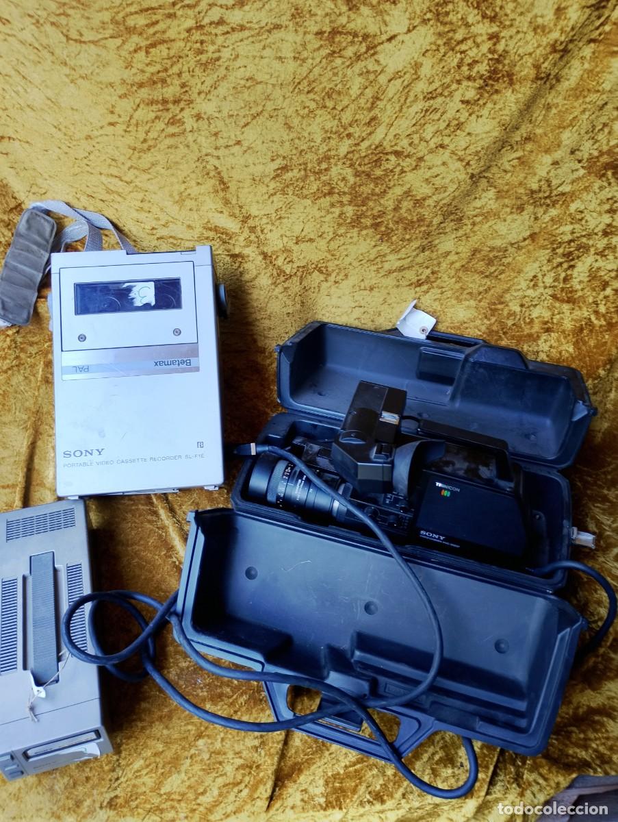 C&aacute;mara de fotos: Equipo de v&iacute;deo profesional de los a&ntilde;os noventa SONY-Triniton con mochila y bater&iacute;a externa por s&oacute;lo