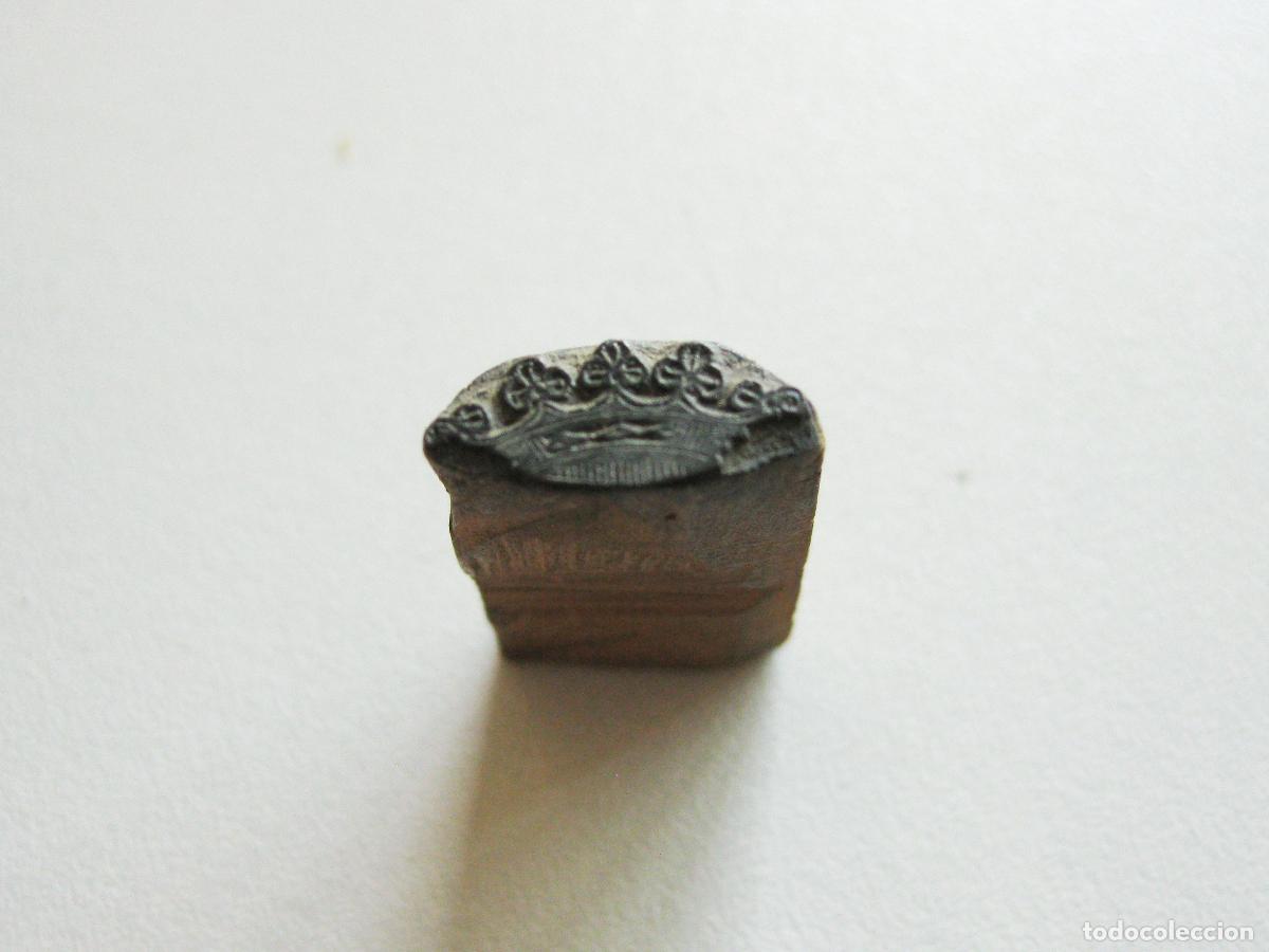 C&aacute;mara de fotos: TIPO DE IMPRENTA CON UNA CORONA DUCAL PARA ESCUDO TALLADA EN MADERA. SELLO O TAMP&Oacute;N DE TINTA