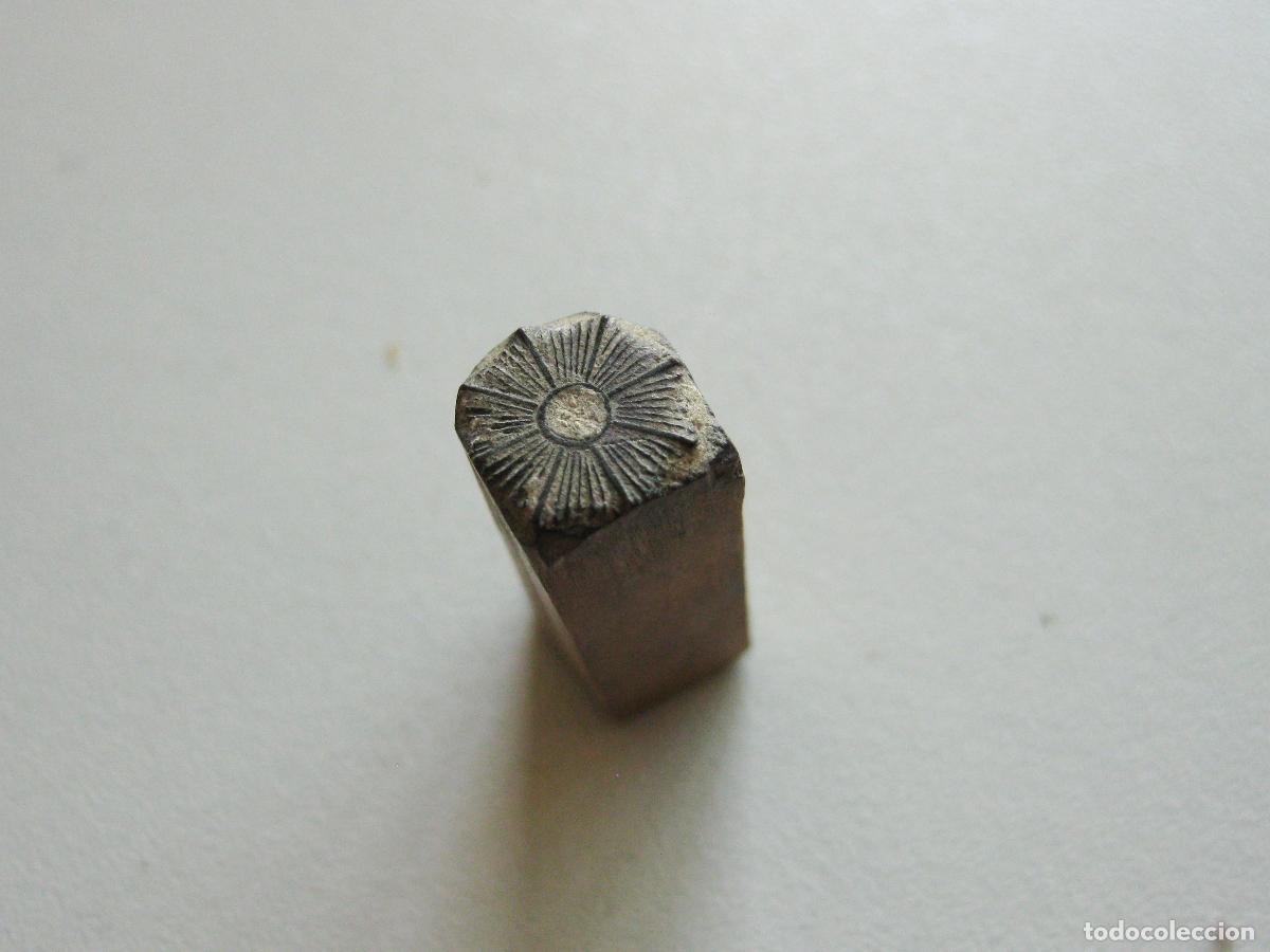 C&aacute;mara de fotos: TIPO DE IMPRENTA CON ESTRELLA DEL ESCUDO DE INTENDENCIA TALLADA EN MADERA. SELLO O TAMP&Oacute;N DE TINTA