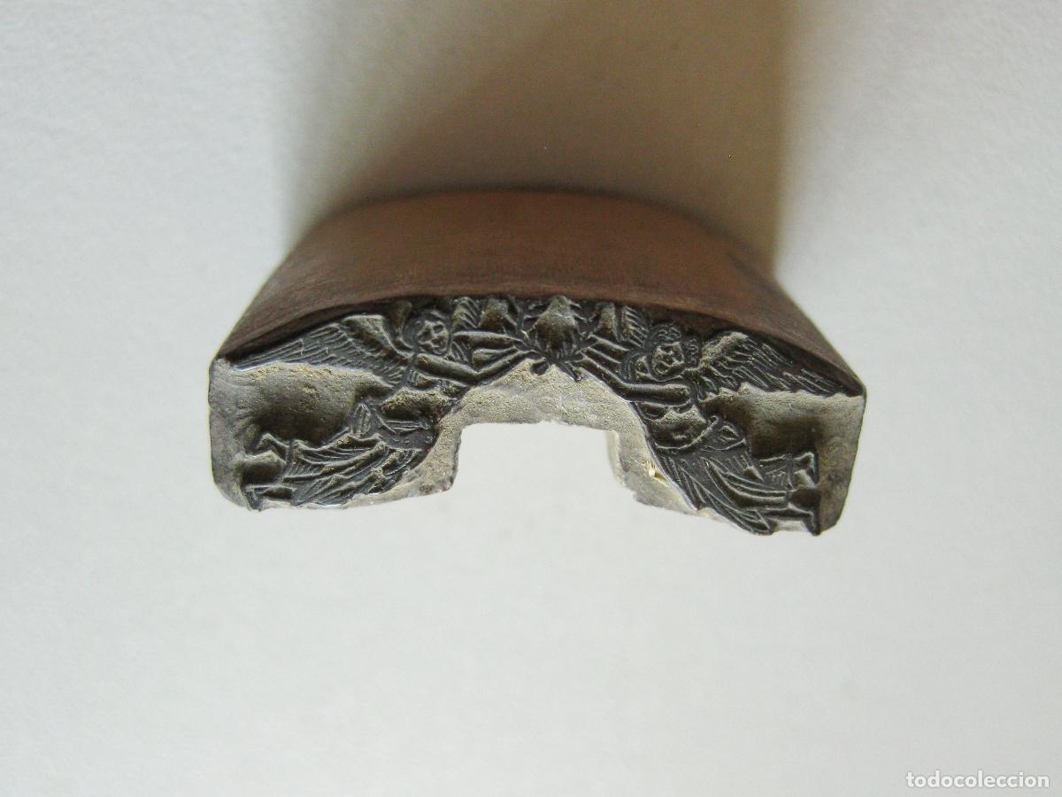 C&aacute;mara de fotos: TIPO DE IMPRENTA CON EL DISE&Ntilde;O DE DOS &Aacute;NGELES CON LAUREL TALLADO EN MADERA. SELLO O TAMP&Oacute;N DE TINTA