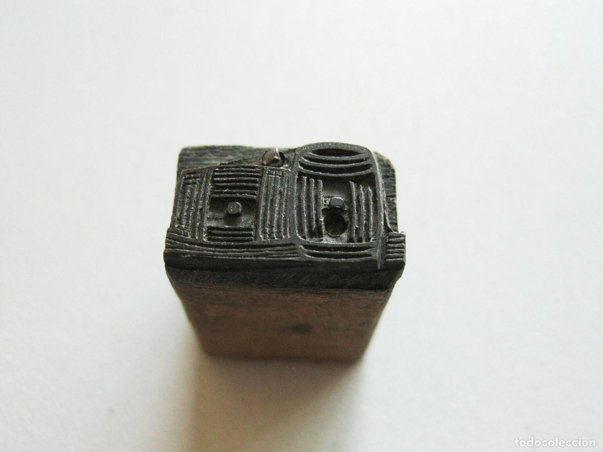 C&aacute;mara de fotos: TIPO DE IMPRENTA CON EL DISE&Ntilde;O DE DOS BARRILES DE MADERA. SELLO O TAMP&Oacute;N DE TINTA