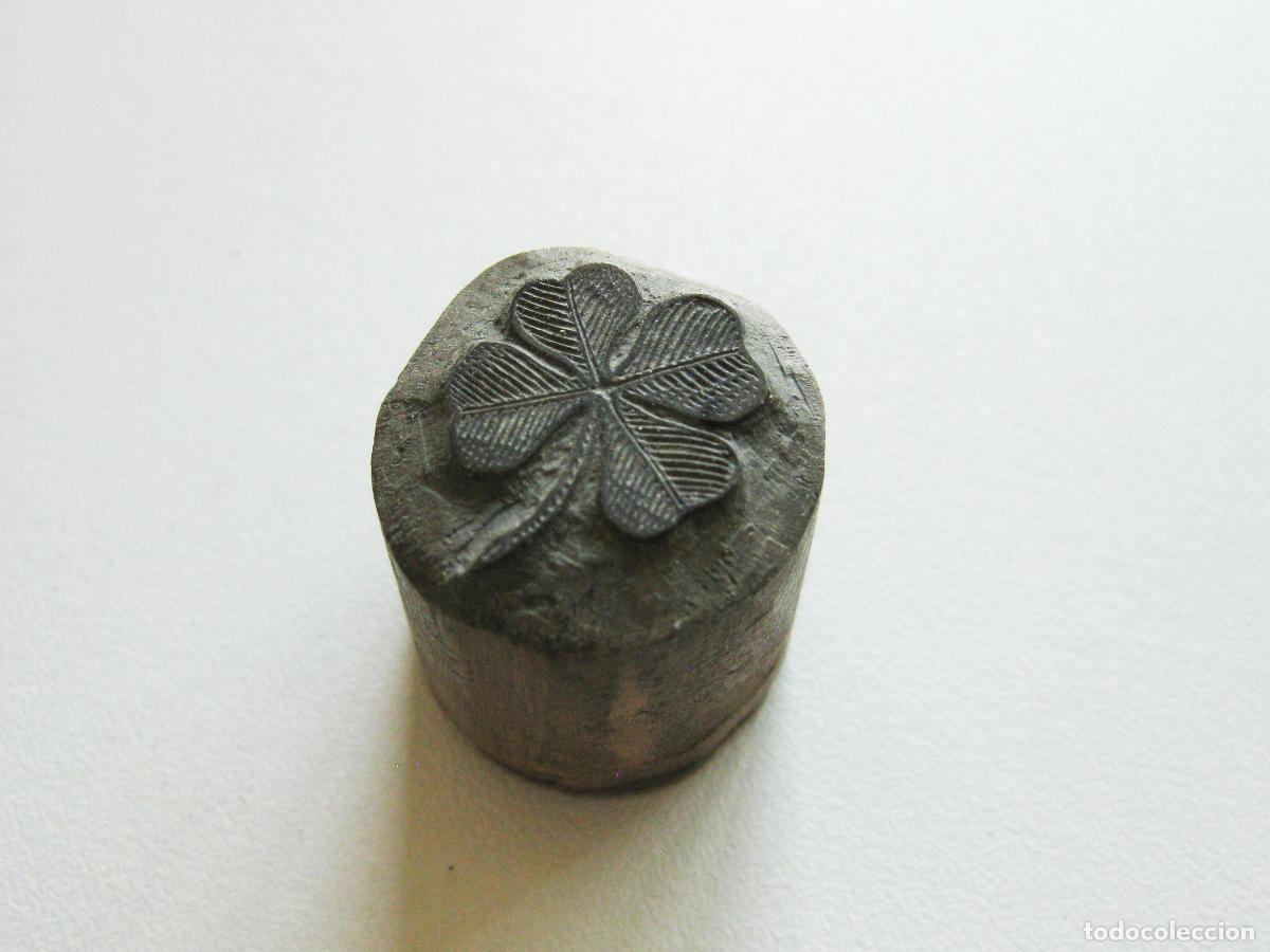 Fotokamera: TIPO DE IMPRENTA CON DISE&Ntilde;O DE UN TREBOL DE CUATRO HOJAS TALLADO EN MADERA. SELLO O TAMP&Oacute;N DE TINTA