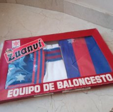 Coleccionismo deportivo: ANTIGUA EQUIPACIÓN BALONCESTO NIÑO FC BARCELONA. A ESTRENAR AÑOS 80. Lote 386765544