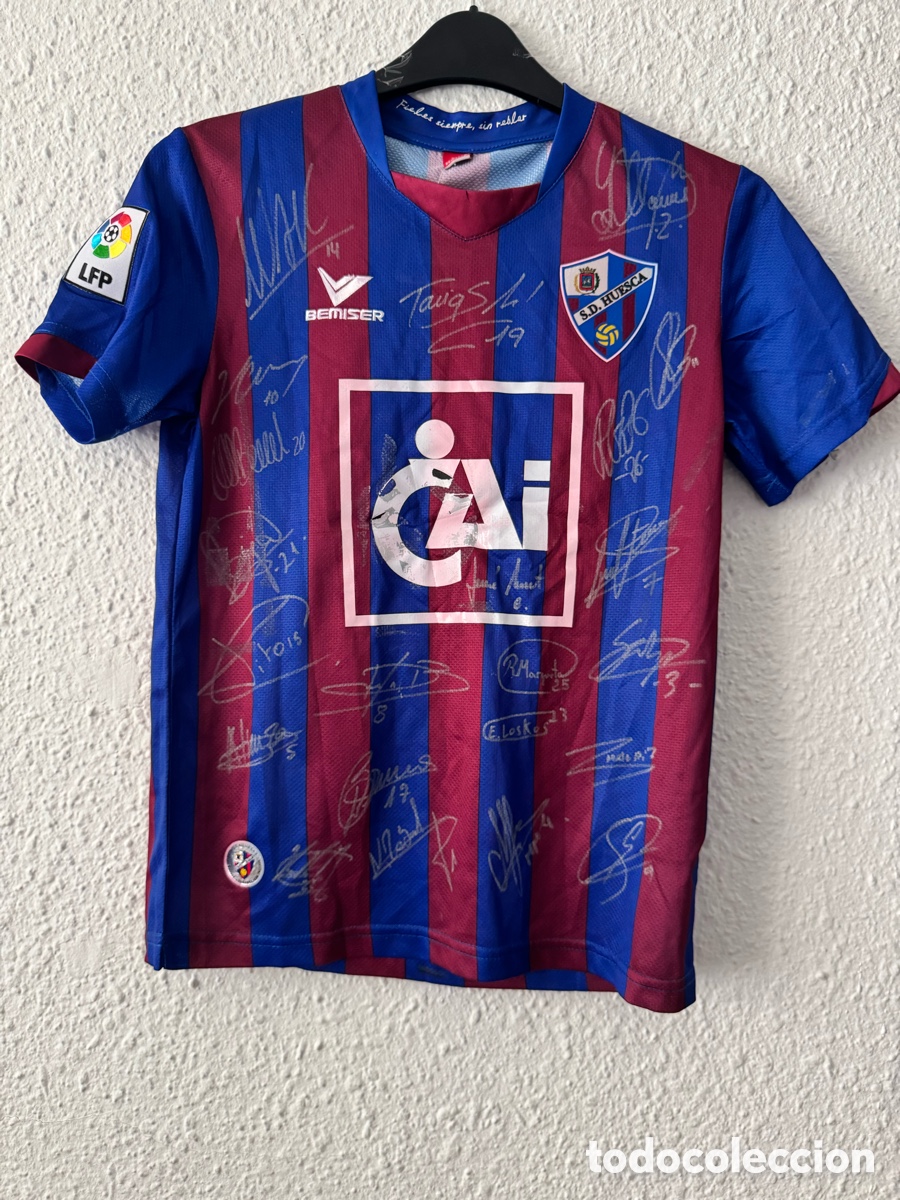 Sports collectibles: Antigua Camiseta deportiva firmada de la SD Huesca TALLA -14- Bemiser