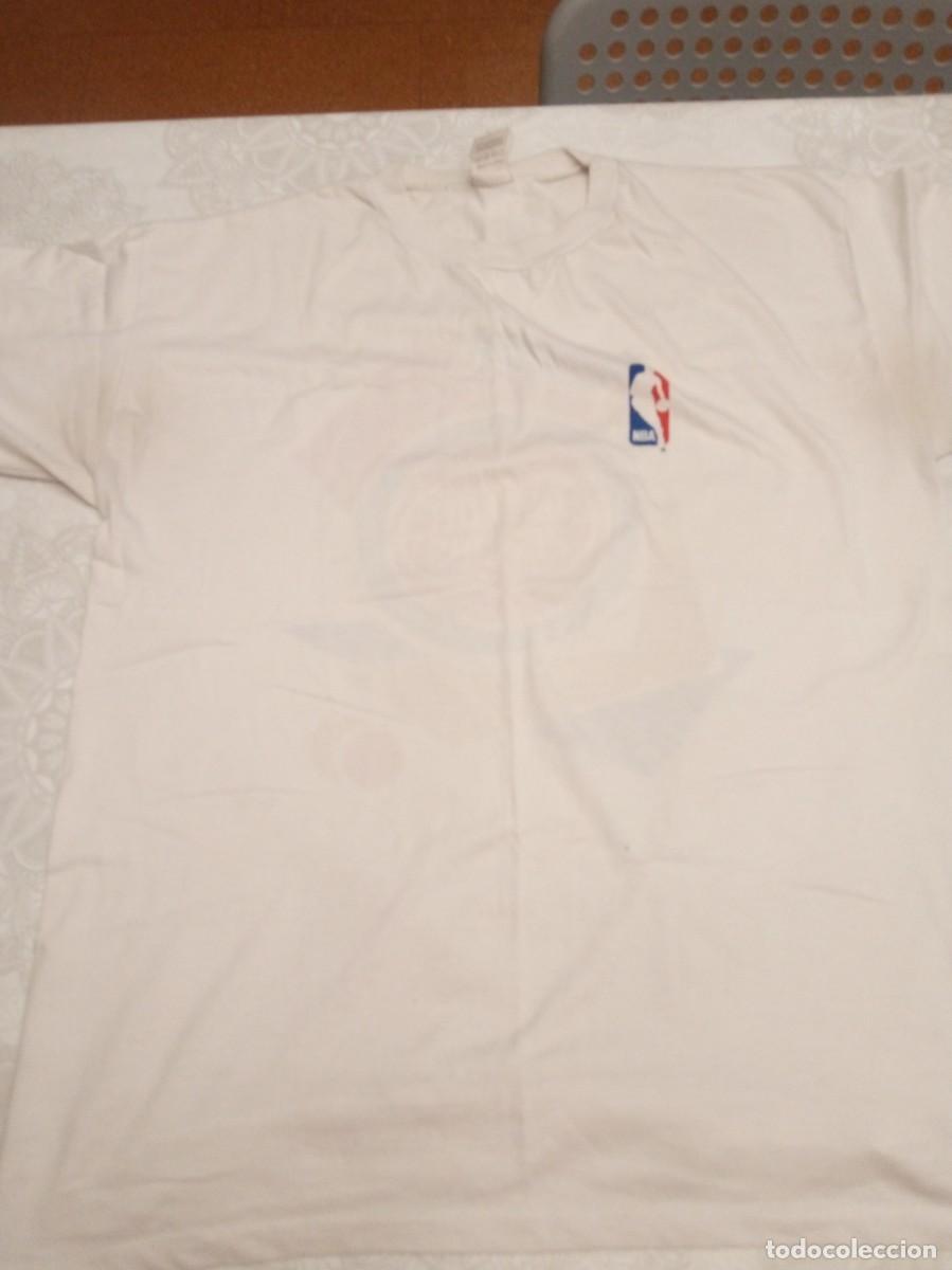 Coleccionismo deportivo: Camiseta blanca con el logo de la NBA Chicago Bulls