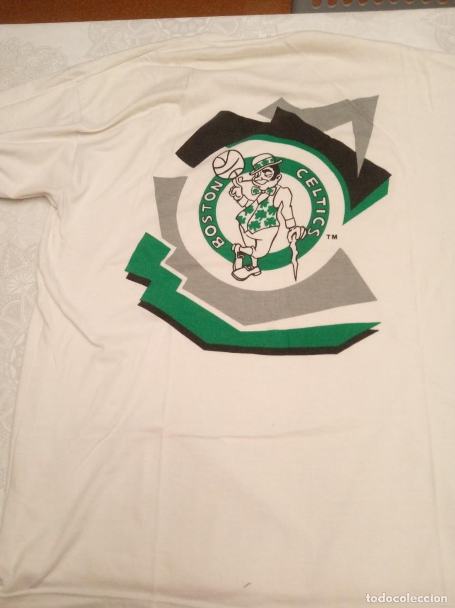 Coleccionismo deportivo: Camiseta blanca con el logo de la NBA Boston Celtics
