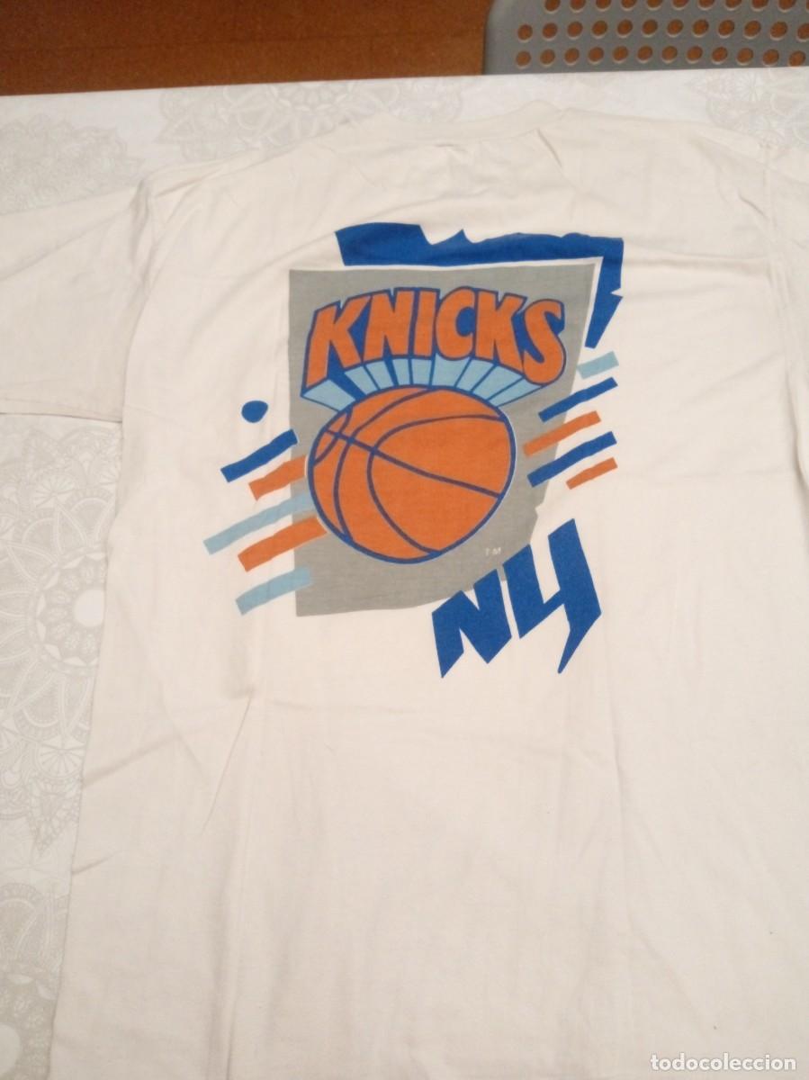 Coleccionismo deportivo: Camiseta blanca con el logo de la NBA New York Knicks