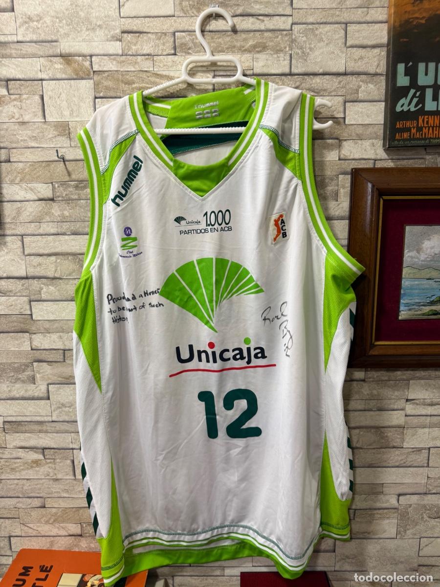 Coleccionismo deportivo: Antiguo conjunto de camiseta y pantal&oacute;n Unicaja autografiado
