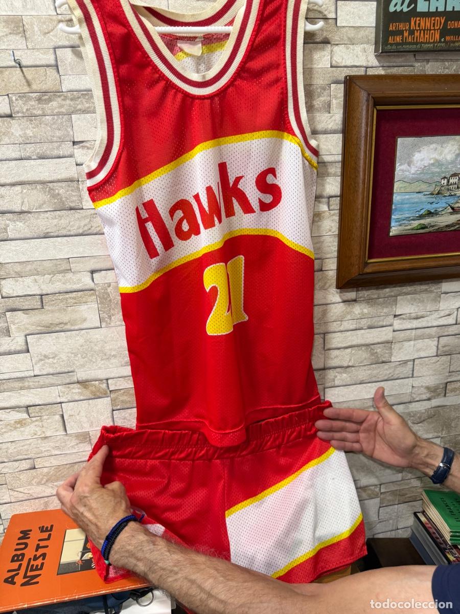 Coleccionismo deportivo: Antiguo conjunto de camiseta y pantal&oacute;n HAWKS n&uacute;m WILKINS, talla peque&ntilde;a