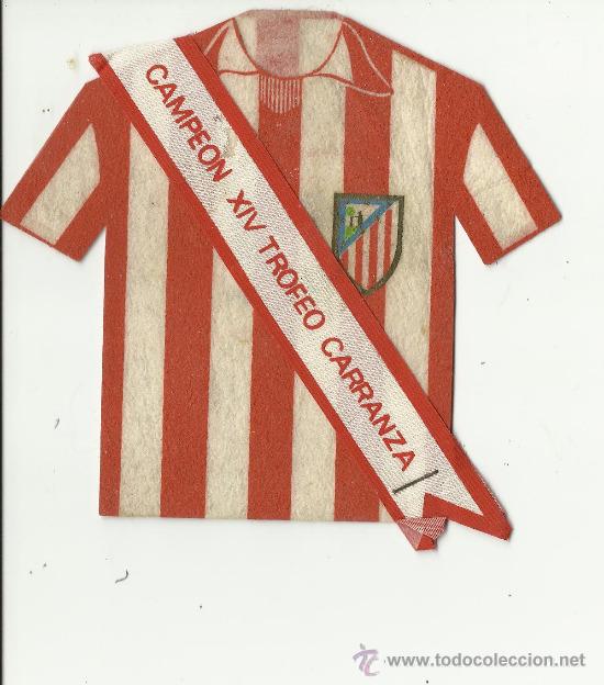 Sports collectibles: Peque&ntilde;a camiseta de futbol con banda conmemorativa del XIX trofeo carranza.1970