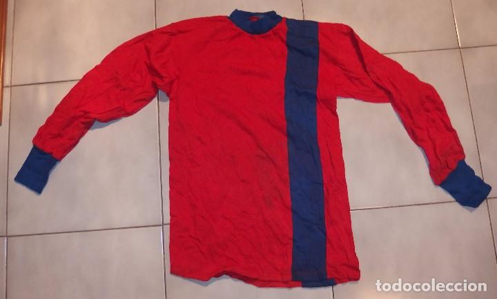 Colecionismo desportivo: CAMISETA ROJA,CON BANDA AZUL,SEGUNDA EQUIPACI&Oacute;N DE VARIOS EQUIPOS,FUTBOL,COTTON,A&Ntilde;OS 60,A ESTRENAR