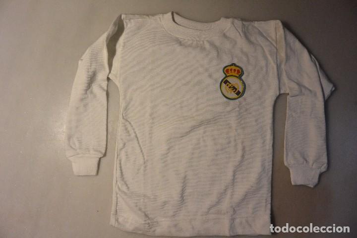 Coleccionismo deportivo: CAMISETA Y ESCUDO DEL REAL MADRID CF. NI&Ntilde;O A&Ntilde;OS 60/70
