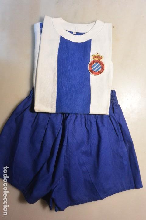 Sports collectibles: Conjunto EQUIPACION camiseta, PANTAL&Oacute;N, Y ESCUDO de RCD ESPA&Ntilde;OL BARCELONA a&ntilde;os 60 -70