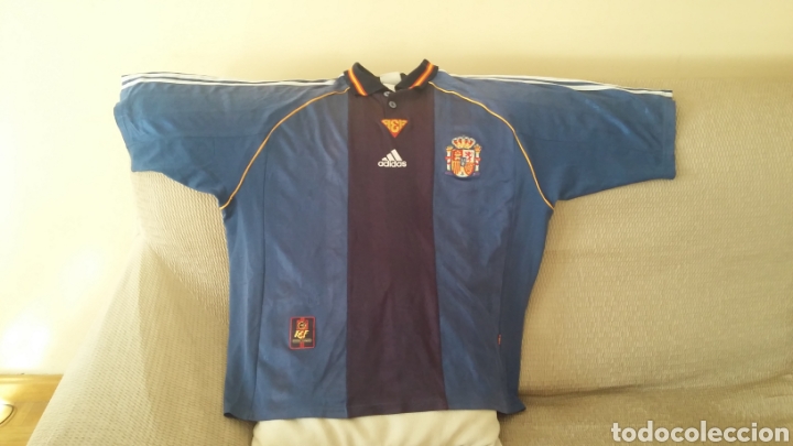 Sports collectibles: Espa&ntilde;a. Mundial 1998 - 2 equipacion. Peculiar y rara.
