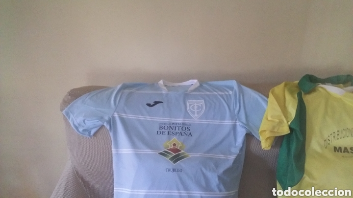 Sports collectibles: Camisetas F&uacute;tbol extreme&ntilde;o. Lote de 3 hist&oacute;ricas.