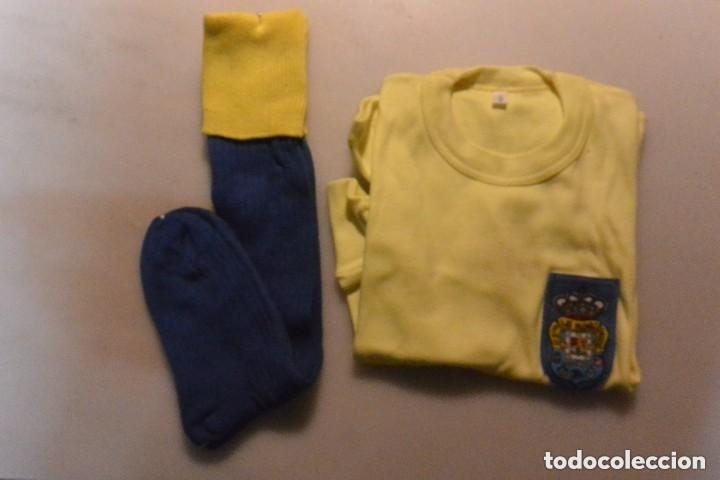 Sports collectibles: Conjunto camiseta y calcetas de LAS PALMAS. NI&Ntilde;O