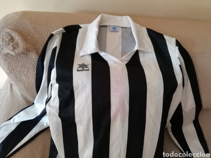 Coleccionismo deportivo: Camiseta blanquinegra antigua. Talla L. Luanvi