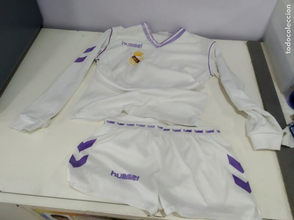 Coleccionismo deportivo: ANTIGUA EQUIPACION DEL REAL MADRID  HUMMEL TALLA 8 A&Ntilde;OS