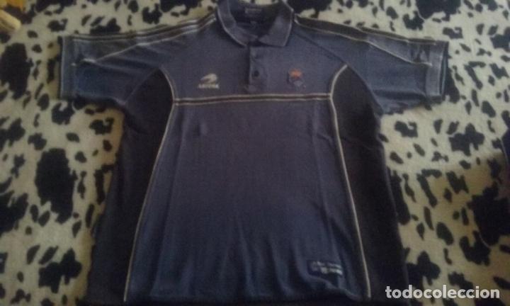 Coleccionismo deportivo: POLO FUTBOL REAL SOCIEDAD A&Ntilde;OS 90.AZUL.  USADO EN BUEN ESTADO. TALLA XL.