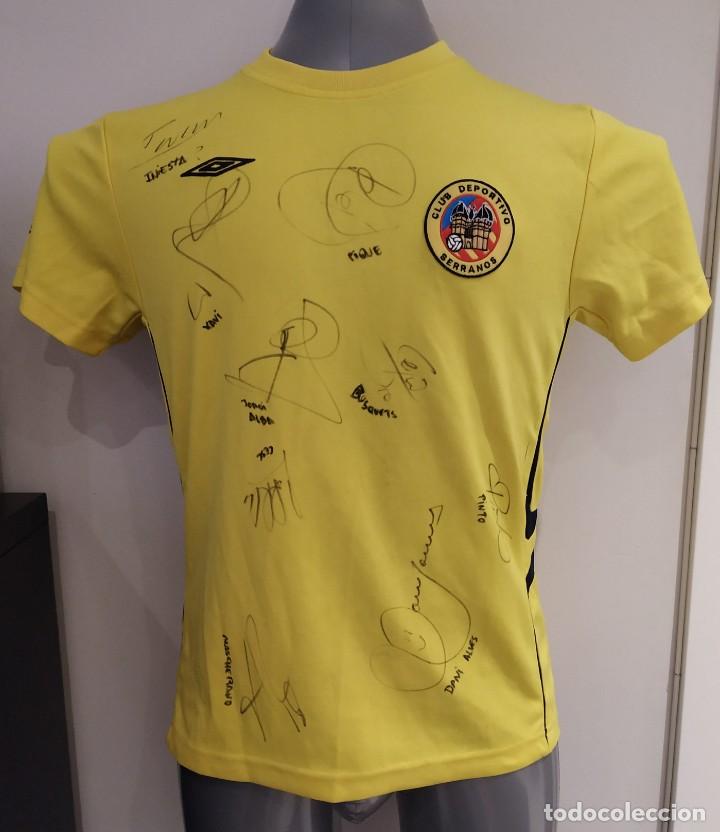 Coleccionismo deportivo: Camiseta CD Serranos firmada por jugadores del Barsa