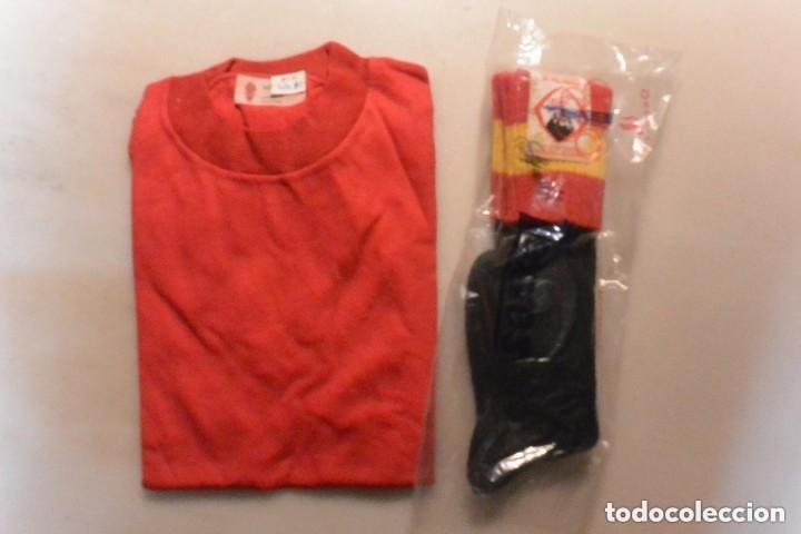 Sports collectibles: Conjunto camiseta y calcetas DE LA SELECCION ESPA&Ntilde;OLA DE FUTBOL. A&Ntilde;OS 60.NI&Ntilde;O