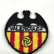 Coleccionismo deportivo: VALENCIA CF CLUB FÚTBOL ANTIGUO ESCUDO BORDADO PARCHE. Lote 303394273
