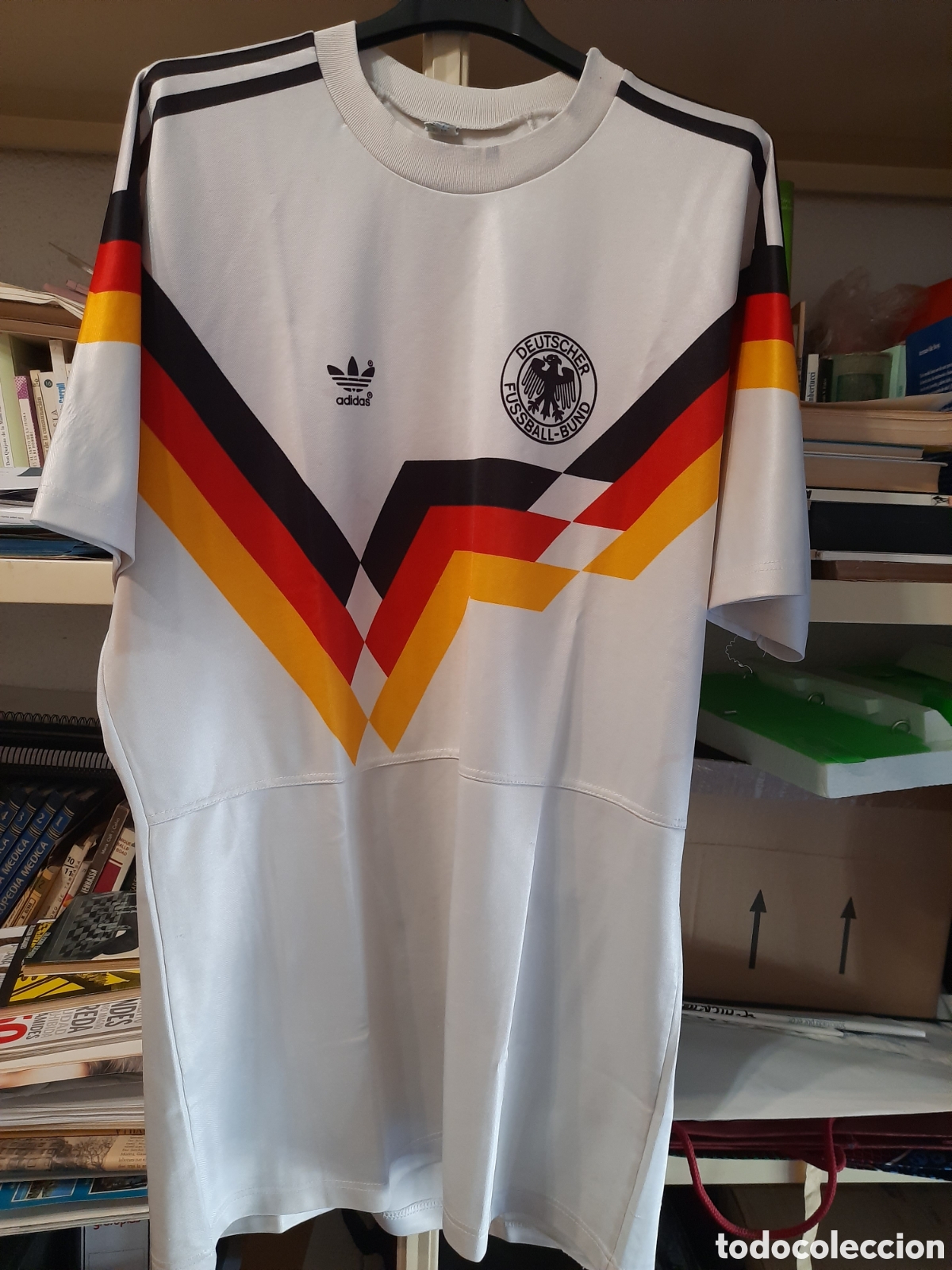 Sports collectibles: Camiseta Alemania campe&oacute;n mundial Italia 90