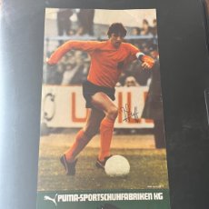 Coleccionismo deportivo: CARTEL DE JOHAN CRUYFF CON AUTOGRAFO DE PUÑO Y LETRA. PUMA 1974. ARTIFUTBOL. Lote 401654979