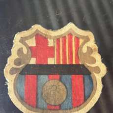 Coleccionismo deportivo: IMPORTANTE ESCUDO DEL FÚTBOL CLUB BARCELONA 1920’S DE ROPA DE CAMISETA. ARTIFUTBOL. Lote 402909474