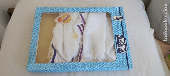 Collezionismo sportivo: VINTAGE, EQUIPACION DE FUTBOL REAL MADRID. MARCA CALDECOR, PANTALON Y CAMISETA EN SU CAJA. TALLA 4