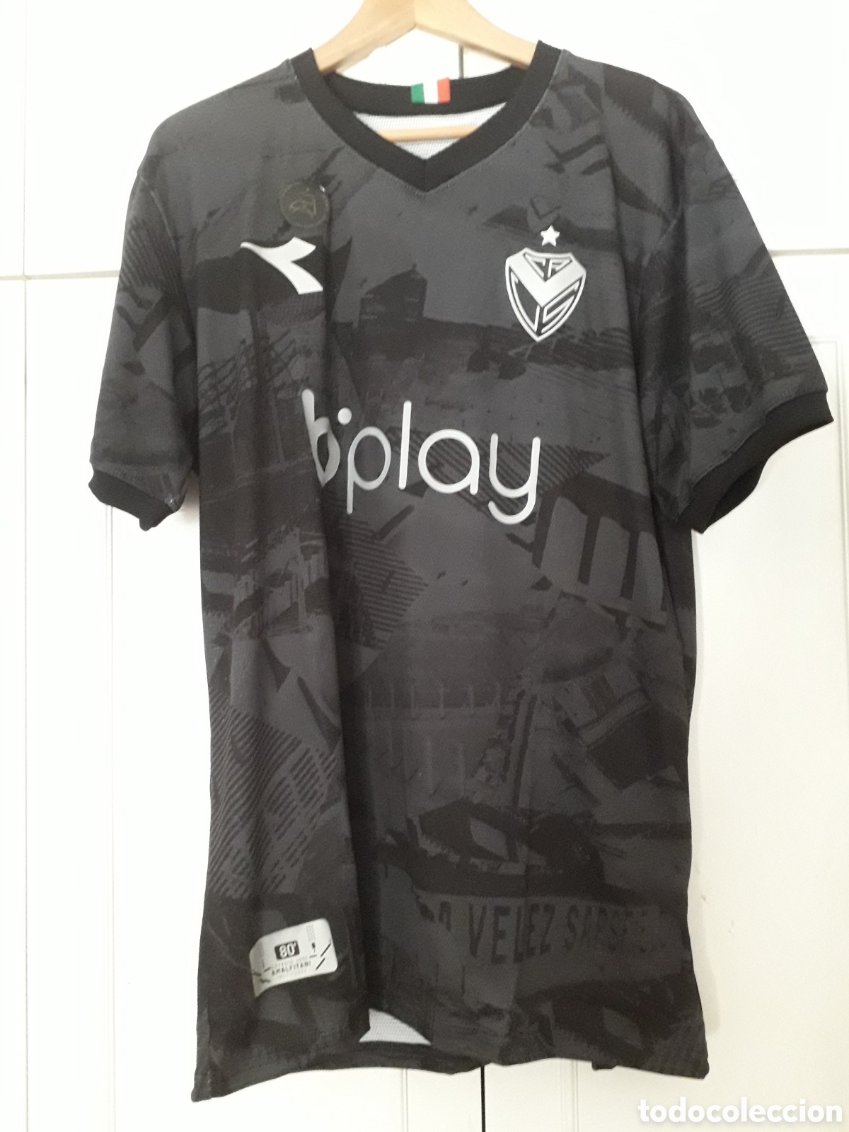 Coleccionismo deportivo: Camiseta conmemorativa CA V&eacute;lez Sarsfield de Argentina